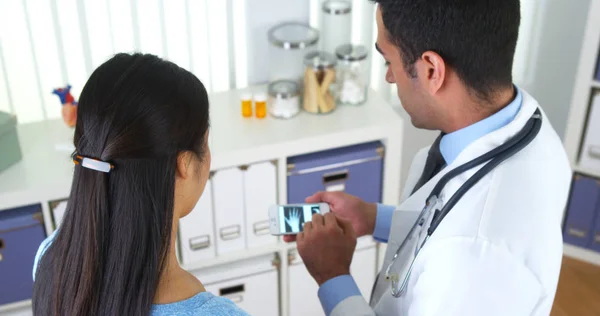 Médico Mexicano Usando Smartphone Para Mostrar Rayos Paciente — Foto de Stock