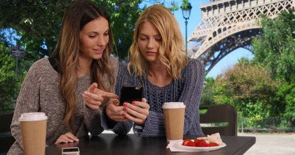 Duas Meninas Bonitos Usando Telefone Celular Para Olhar Para Fotos — Fotografia de Stock