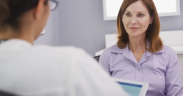 Nahaufnahme Einer Schönen Seniorin Gespräch Mit Einer Jungen Ärztin — Stockfoto