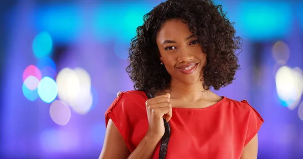 Suloinen Nuori Afroamerikkalainen Nainen Hymyilee Kameralle Värikkäällä Bokeh Taustalla — kuvapankkivalokuva