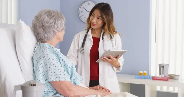 Japanese Doctor Holding Tablet Computer Talking Mature Woman Hospital Bed — Stock Photo, Image