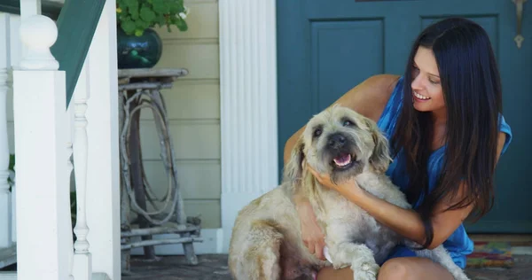 Spanierin Sitzt Auf Veranda Und Kratzt Hund — Stockfoto