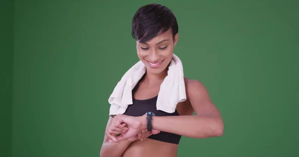 Mujer Negra Usando Reloj Para Comprobar Frecuencia Cardíaca Pantalla Verde — Foto de Stock