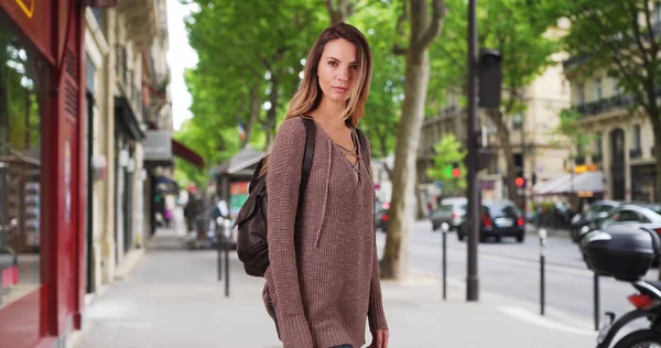 Lässiges Porträt Einer Frau Auf Der Straße Von Paris Die — Stockfoto