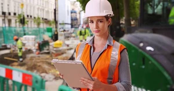 Självsäkra Kaukasiska Kvinnan Arbetet Byggarbetsplatsen Tittar Över Dokument — Stockfoto