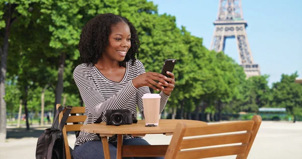 Glimlachend Zwarte Vrouw Zit Aan Tafel Sms Mobiel Buurt Van — Stockfoto