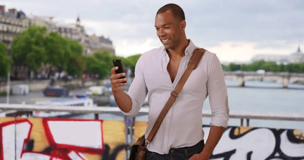 Современный Черный Человек Путешествует Парижу Помощью Смартфона Снаружи — стоковое фото