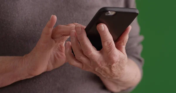 Närbild Mogna Kvinnans Händer Med Smart Telefon Grön Skärm — Stockfoto