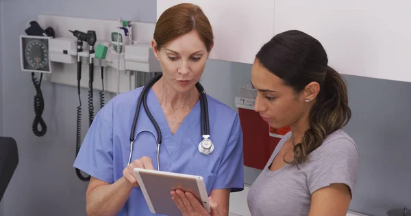 Nahaufnahme Einer Krankenschwester Die Einer Jungen Hispanischen Patientin Ihren Gesundheitszustand — Stockfoto