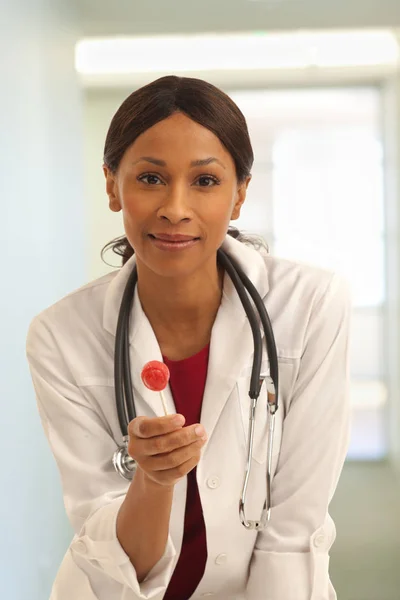 Portrait Kind Female Medical Doctor Offering Lollipop Candy — Stock Photo, Image