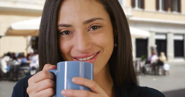 Nahaufnahme Einer Hübschen Lateinamerikanischen Frau Die Tagsüber Eine Tasse Kaffee — Stockfoto