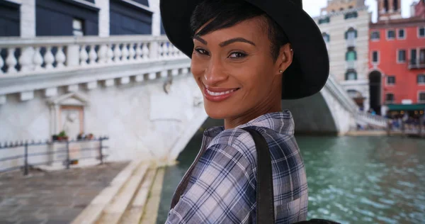 Bela Mulher Afro Americana Perto Ponte Rialto Veneza Posa Feliz — Fotografia de Stock