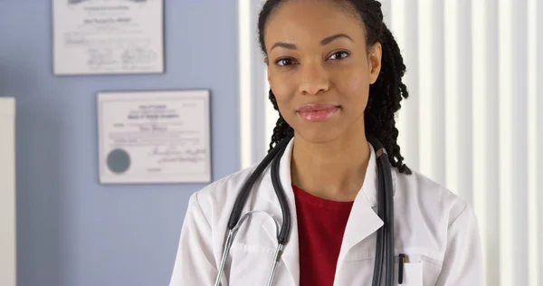 Close Black Woman Doctor Looking Camera — Stock Photo, Image