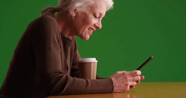 Ältere Weiße Frau Mit Kaffee Sms Auf Smartphone Auf Grünem — Stockfoto