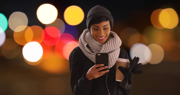 Söt Svart Kvinna Årsåldern Textning Telefon Urban Miljö Med Bokeh — Stockfoto