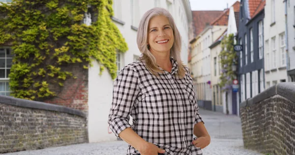 Vertrouwen Kaukasische Vrouw Van Middelbare Leeftijd Staat Trots Brugge Straat — Stockfoto