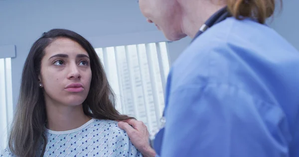 Enfermeira Meia Idade Conforta Paciente Jovem Latina Vestindo Vestido Hospital — Fotografia de Stock