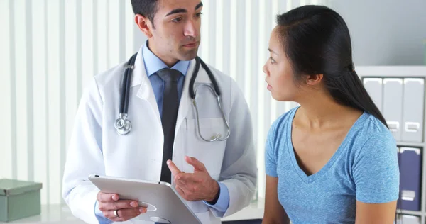 Médico Hispânico Conversando Com Paciente Com Resultados Teste Comprimido — Fotografia de Stock