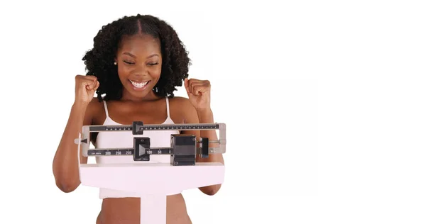 重量を失った黒人女性のかわいい歓声白地嬉しそう — ストック写真