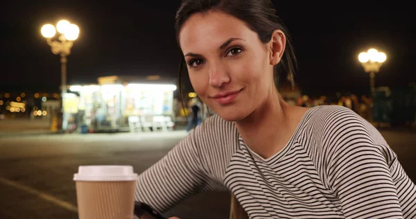 Retrato Mujer Milenaria Sentada Con Café Por Gasolinera Por Noche — Foto de Stock