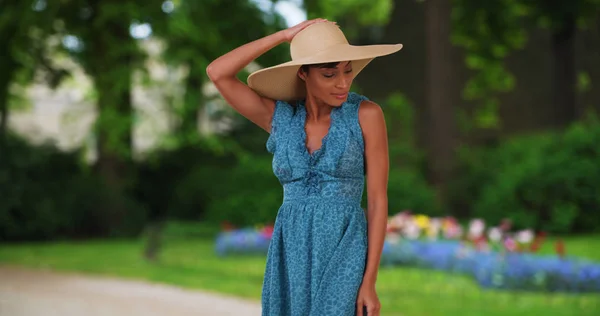 Elegante Afrikanerin Genießt Entspannte Atmosphäre Des Üppigen Öffentlichen Parks — Stockfoto