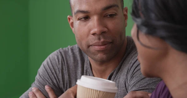 Homem Negro Olhando Amorosamente Para Namorada Café Tela Verde — Fotografia de Stock