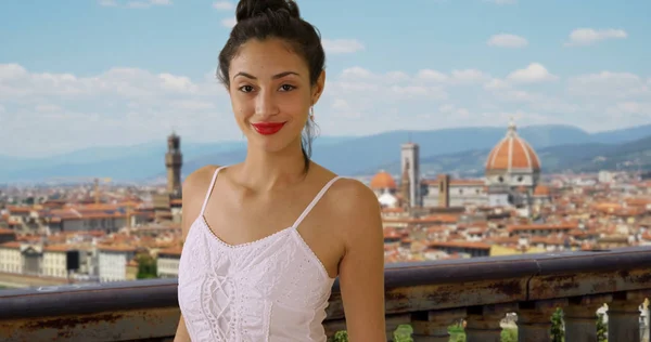 Retrato Casual Feliz Mujer Latina Sonriente Vacaciones Florencia — Foto de Stock