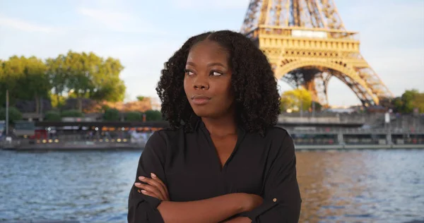 Retrato Sorridente Uma Mulher Negra Perto Torre Eiffel — Fotografia de Stock