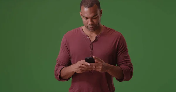 Yeşil Ekran Cep Telefonundan Bir Siyah Adam Metinler — Stok fotoğraf