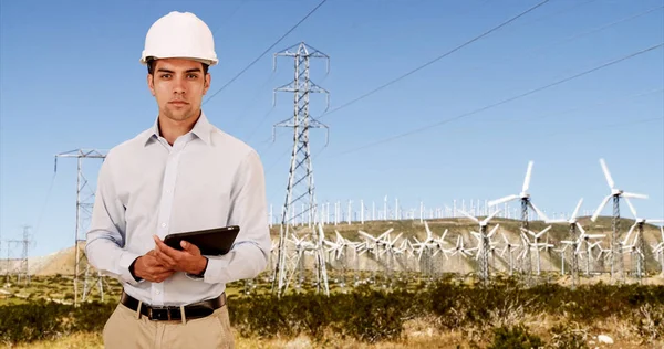 Rüzgar türbinleri yenilenebilir enerji için kontrol İspanyol bin yıllık mühendis