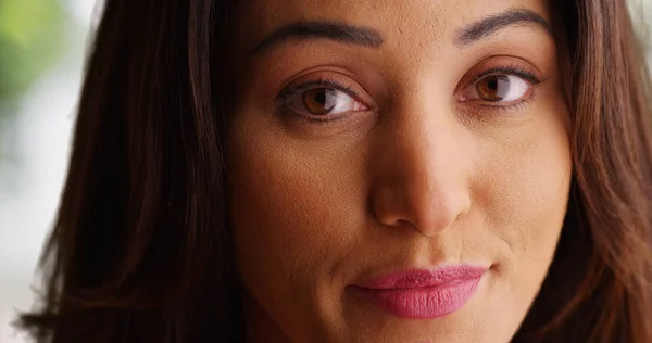 Närbild Vackra Latina Kvinna Med Ljusa Leende Tittar Kameran Utomhus — Stockfoto