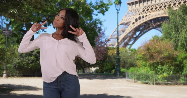 Bella Donna Colore Muove Felicemente Davanti Alla Torre Eiffel Parigi — Foto Stock