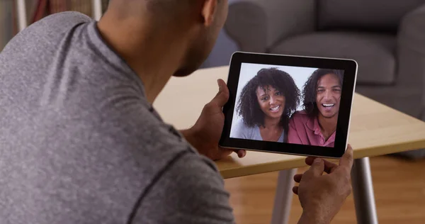 African Man Talking Relatives Tablet — Stock Photo, Image