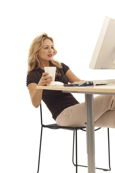 Joven Mujer Negocios Mirando Computadora —  Fotos de Stock