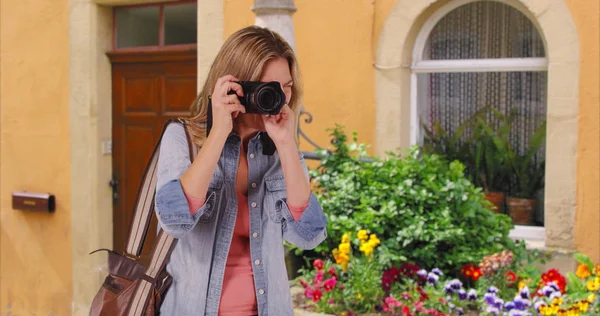 Turista Feminino Alegre Fora Casa Tirando Foto Com Câmera — Fotografia de Stock