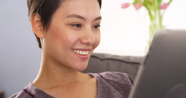 Mulher Chinesa Bonito Feliz Usando Tablet — Fotografia de Stock