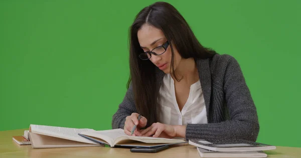 Latina Étudiante Fait Ses Devoirs Son Bureau Sur Écran Vert — Photo