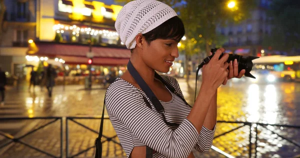 Creativa Giovane Donna Nera Fotografare Vita Notturna Urbana Sulla Macchina — Foto Stock