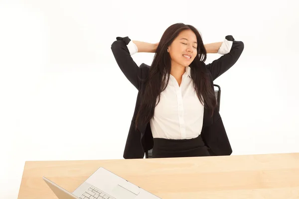 Stress Libre Asiatique Femme Affaires Relaxant Dans Chaise Bureau — Photo