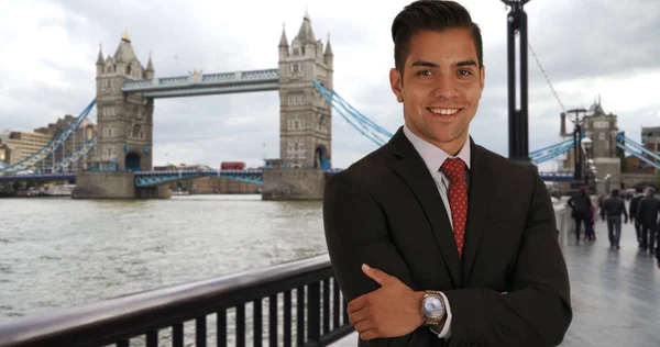 Feliz Atractivo Empresario Latino Sonriendo Cámara Cerca Tower Bridge —  Fotos de Stock