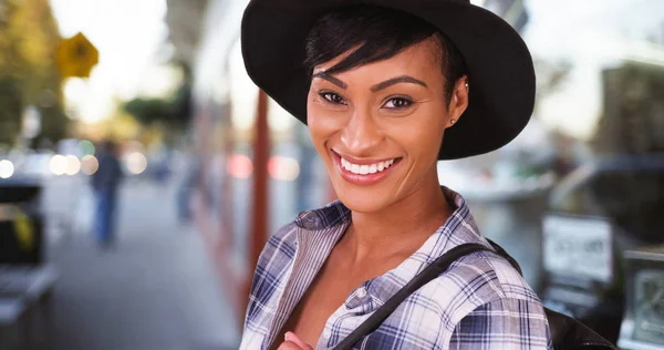Africano Mulher Americana Sorrindo Movimentada Rua Cidade — Fotografia de Stock