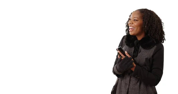 Feliz Mulher Afro Americana Segurando Telefone Fundo Branco — Fotografia de Stock