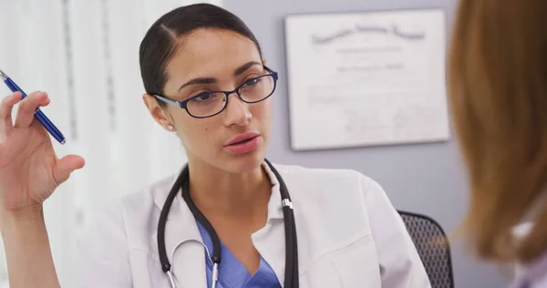 Porträt Der Schönen Jungen Ärztin Gespräch Mit Patientin Büro — Stockfoto