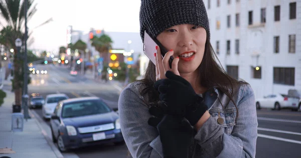 Härlig Ung Kvinna Talar Smartphone Cool Södra Kalifornien — Stockfoto