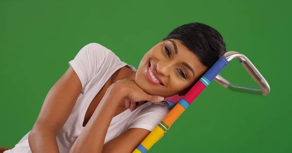 Jovem Mulher Negra Sorrindo Para Câmera Reclinada Cadeira Praia Tela — Fotografia de Stock