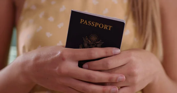 Γκρο Πλαν Του Νεαρή Γυναίκα Στέκεται Και Μας Κρατά Διαβατήριο — Φωτογραφία Αρχείου