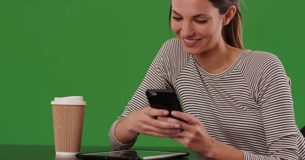 Millennial Frau Sitzt Mit Smartphone Cafétisch Auf Grünem Bildschirm — Stockfoto