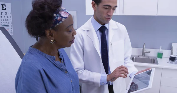 西班牙医生使用电子垫查看患者大脑的核磁共振扫描 — 图库照片