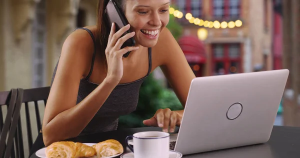 Веселая Молодая Женщина Разговаривает Мобильному Телефону Работает Ноутбуке — стоковое фото