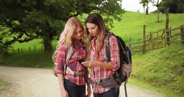 Due Donne Zaino Spalla Destinazione Navigazione Durante Esplorazione Della Campagna — Foto Stock